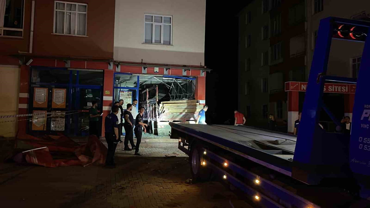 KONYA’DA SÜRÜCÜ DİREKSİYON HAKİMİYETİNİ KAYBETME SONUCU KARPUZ YÜKLÜ KAMYON MARKETE GİRDİ. KAMYON...