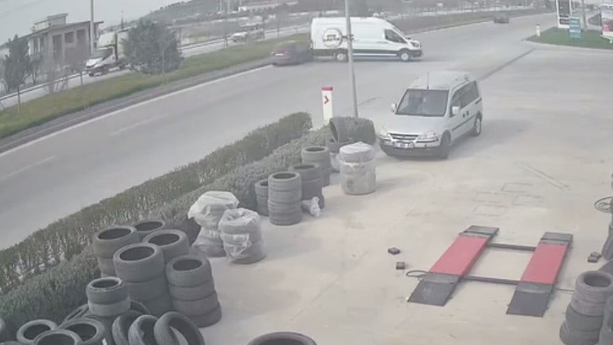 KONYA’DA SÜRÜCÜSÜNÜN EL FRENİNİ ÇEKMEYİ UNUTTUĞU MİNİBÜS, GERİ GERİ İLERLEYEREK CADDEYE ÇIKMASI...