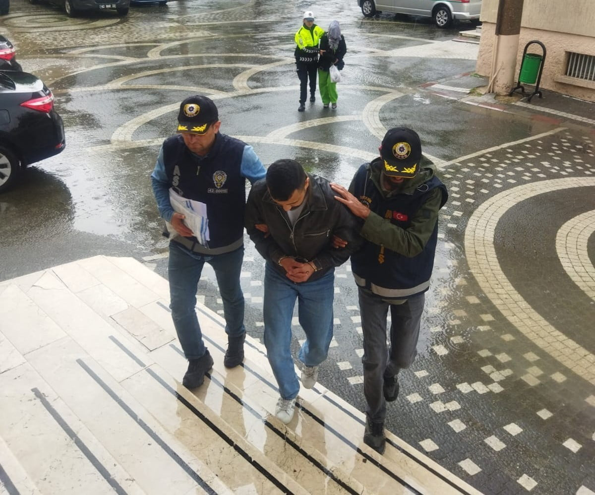 KONYA’NIN AKŞEHİR İLÇESİNDE POLİS EKİPLERİNCE DÜZENLENEN KAÇAK SİGARA OPERASYONUNDA ÇOK SAYIDA...