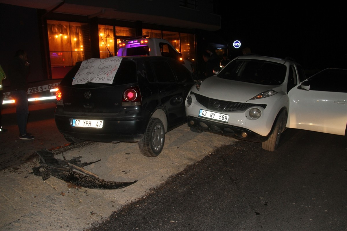 Konya’nın Beyşehir ilçesinde bahçe duvarına ve park halindeki araca çarpan otomobildeki 4 kişi...