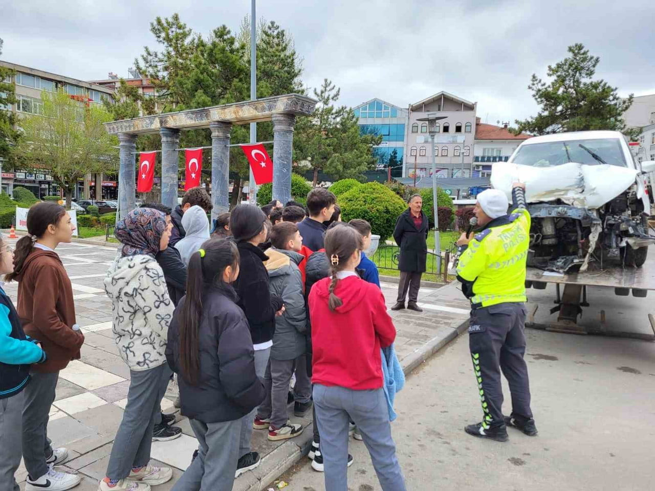 KONYA’NIN BEYŞEHİR İLÇESİNDE DÜZENLENEN KARAYOLU TRAFİK HAFTASI ETKİNLİĞİNDE KAZA YAPAN BİR...