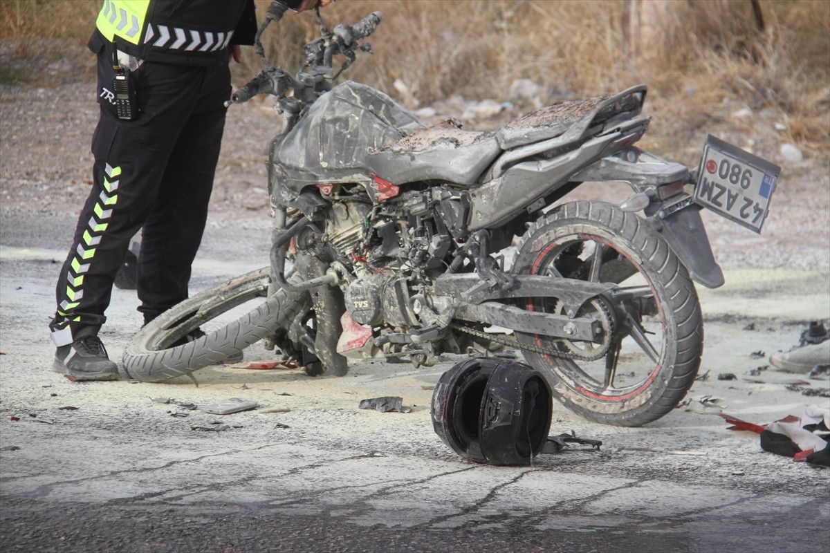 Konya’nın Beyşehir ilçesinde işçi servisiyle çarpışan motosikletin alev alması sonucu biri ağır...