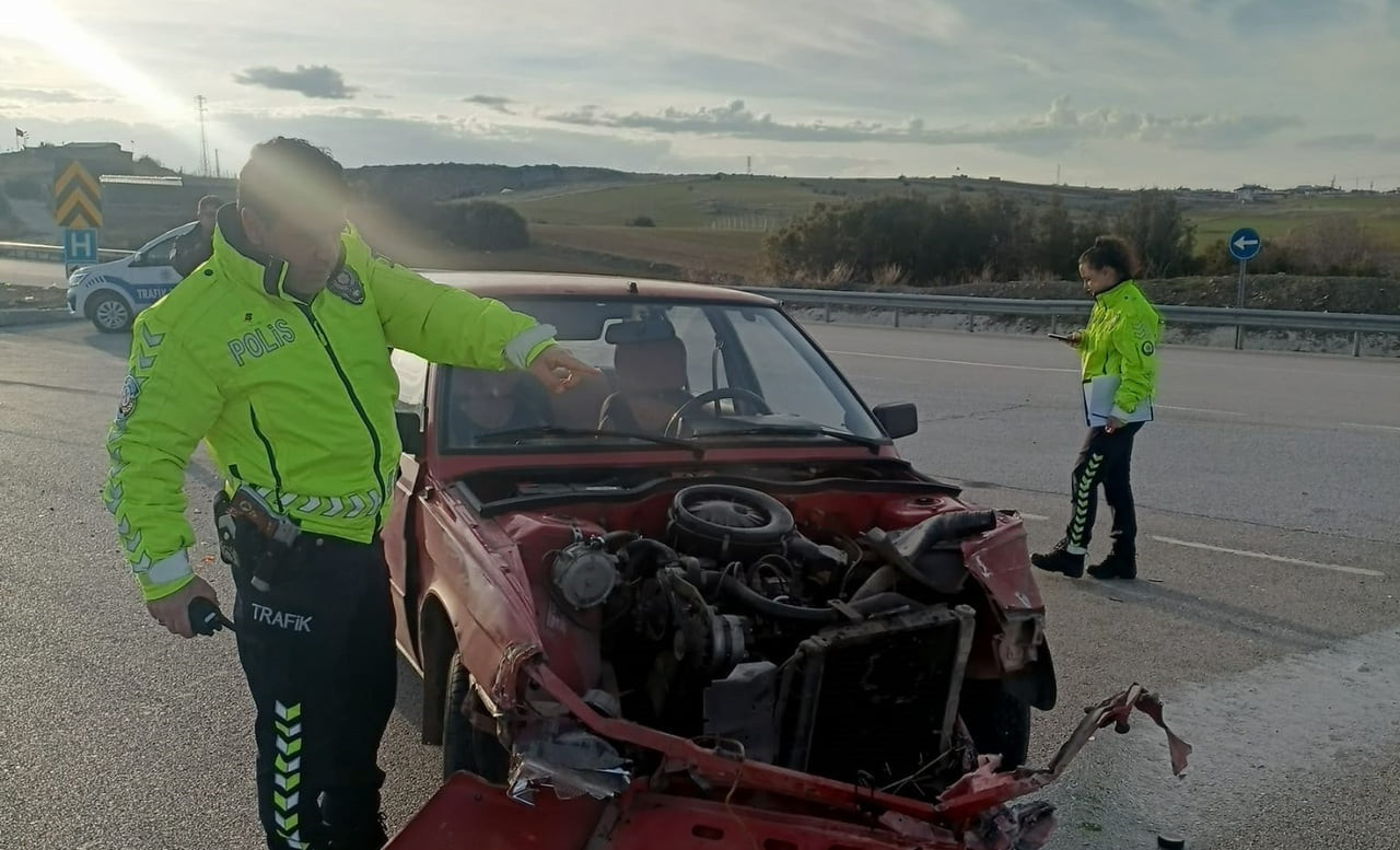 KONYA’NIN BEYŞEHİR İLÇESİNDE OTOMOBİL İLE TIRIN ÇARPIŞMASI SONUCU 2 KİŞİ YARALANDI.