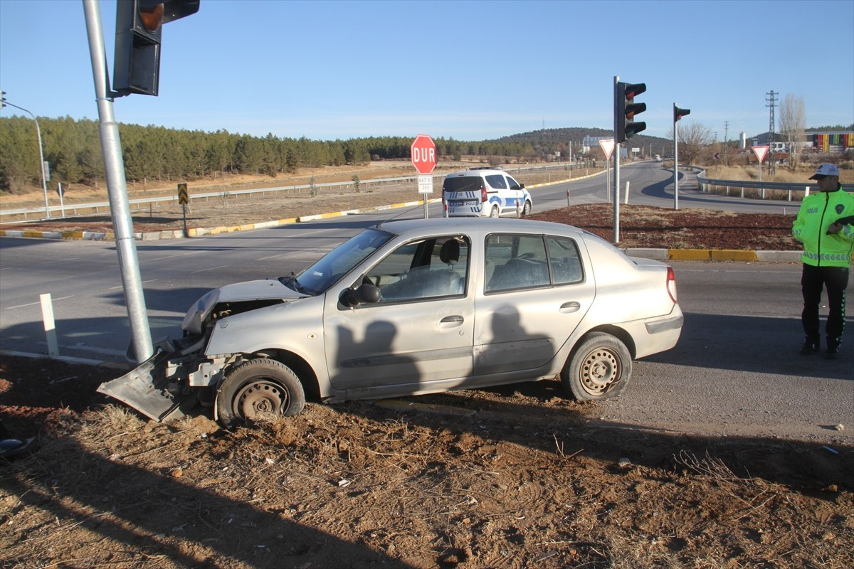 Konya’nın Beyşehir ilçesinde otomobilin trafik ışığı direğine çarpması sonucu 2 kişi...