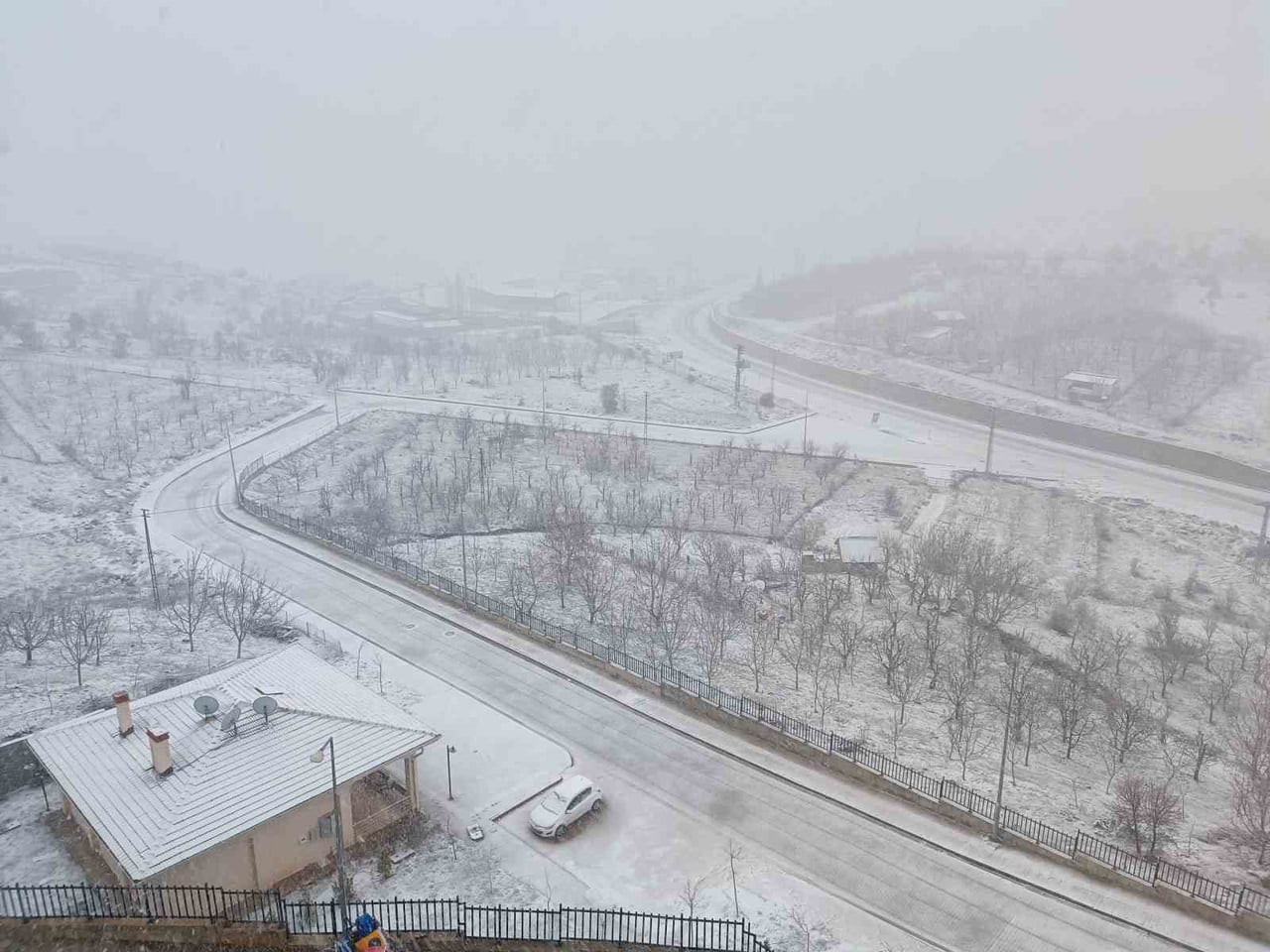 KONYA’NIN HADİM İLÇESİNDE ETKİLİ OLAN KAR YAĞIŞI, İLÇEYİ BEYAZA BÜRÜDÜ.