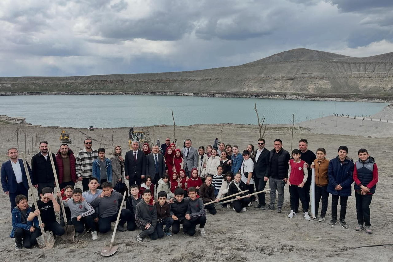 KONYA’NIN KARAPINAR İLÇESİNDE AĞAÇLANDIRMA ÇALIŞMALARI HIZ KESMEDEN DEVAM EDİYOR.