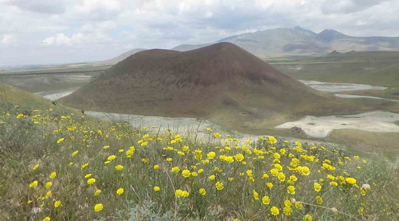 KONYA’NIN KARAPINAR İLÇESİNDE YER ALAN MEKE GÖLÜ, SUSUZ HALİYLE DE ZİYARETÇİLERİNİ AĞRILAMAYA...