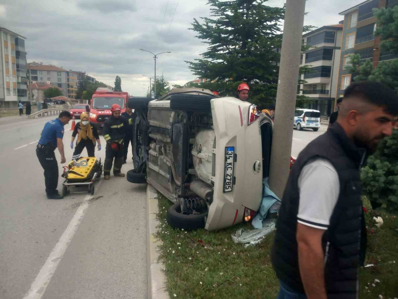 KONYA’NIN KULU İLÇESİNDE SÜRÜCÜSÜNÜN DİREKSİYON HAKİMİYETİNİ KAYBETTİĞİ OTOMOBİL REFÜJE ÇIKARAK...