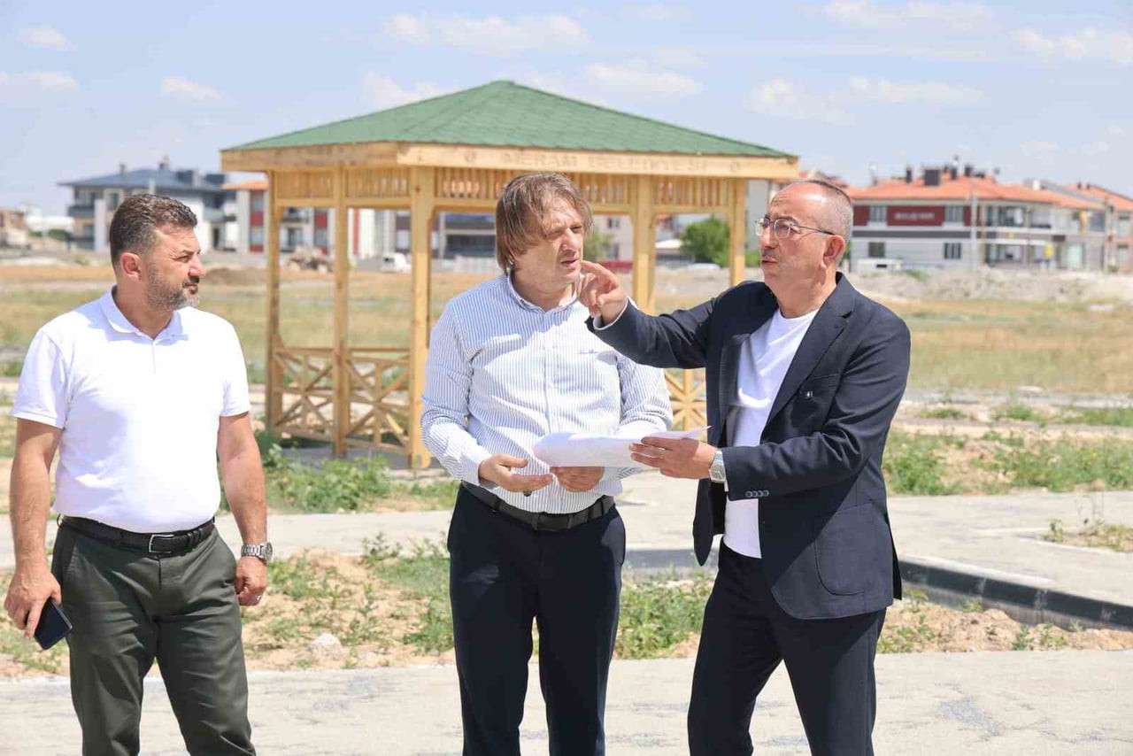 KONYA’NIN MERKEZ MERAM İLÇE BELEDİYE BAŞKANI MUSTAFA KAVUŞ (CEKETLİ), İLÇEDE YAPIMI DEVAM EDEN ÜÇ...