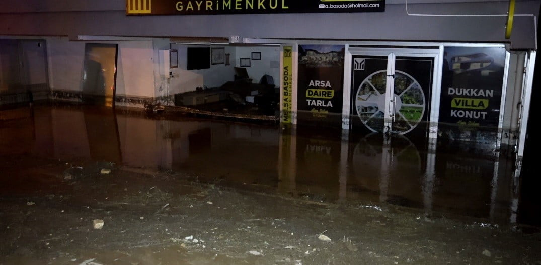 KONYA’NIN SELÇUKLU İLÇESİ DAĞLARDA ETKİLİ OLAN SAĞANAK YAĞIŞ KENT MERKEZİNDE SELE YOL AÇTI. İŞ...