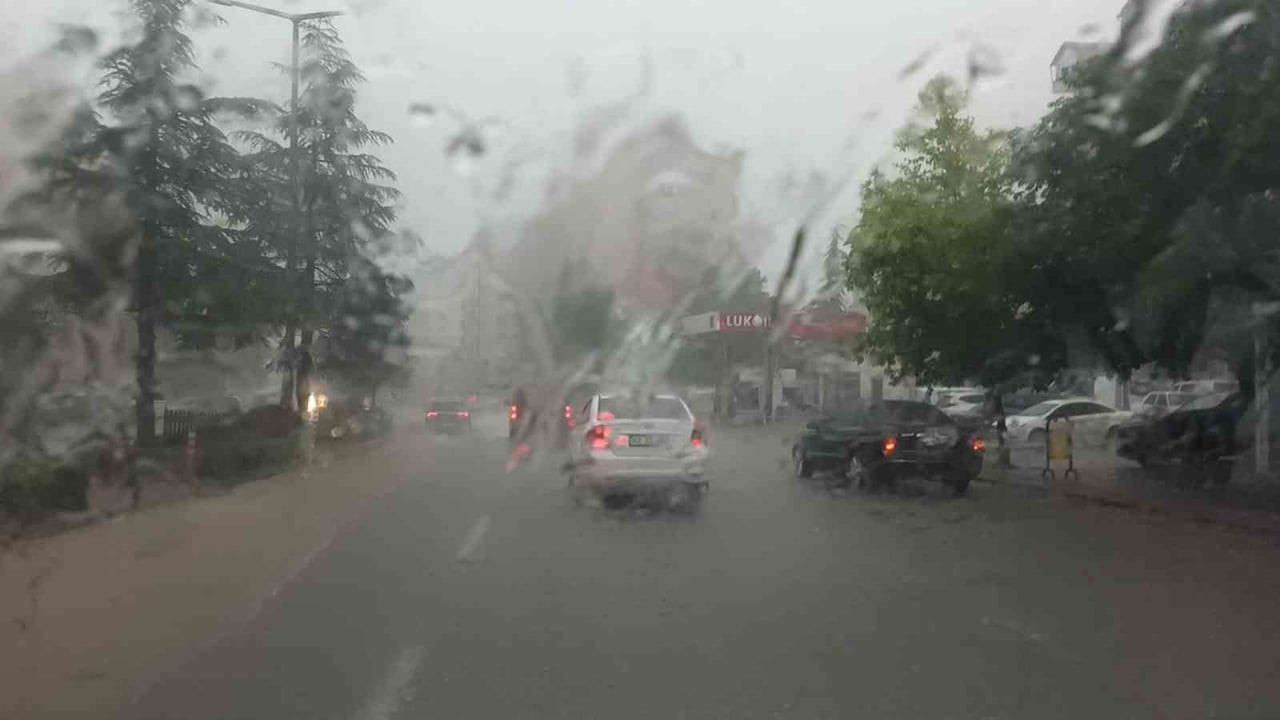 KONYA’NIN SEYDİŞEHİR İLÇESİNDE ANİDEN BASTIRAN ŞİDDETLİ YAĞMUR YAĞIŞI ETKİLİ OLDU. BAZI İŞ YERLERİ...