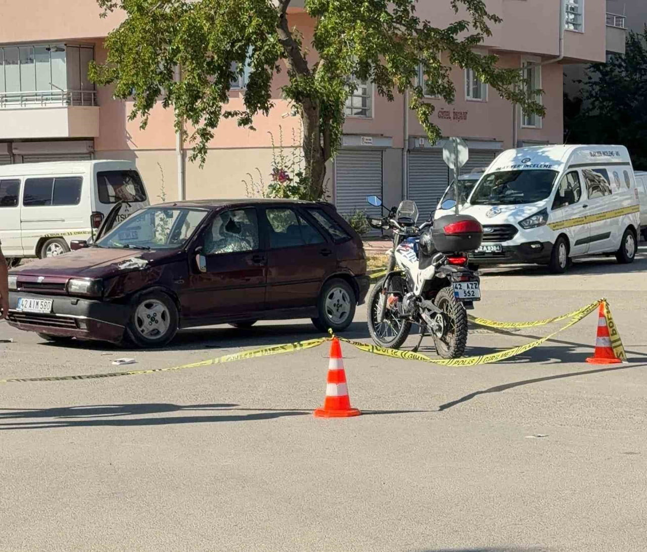 KONYA’NIN SEYDİŞEHİR İLÇESİNDE OTOMOBİL İLE MOTOSİKLETİN ÇARPIŞMASI SONUCU MEYDANA GELEN TRAFİK...