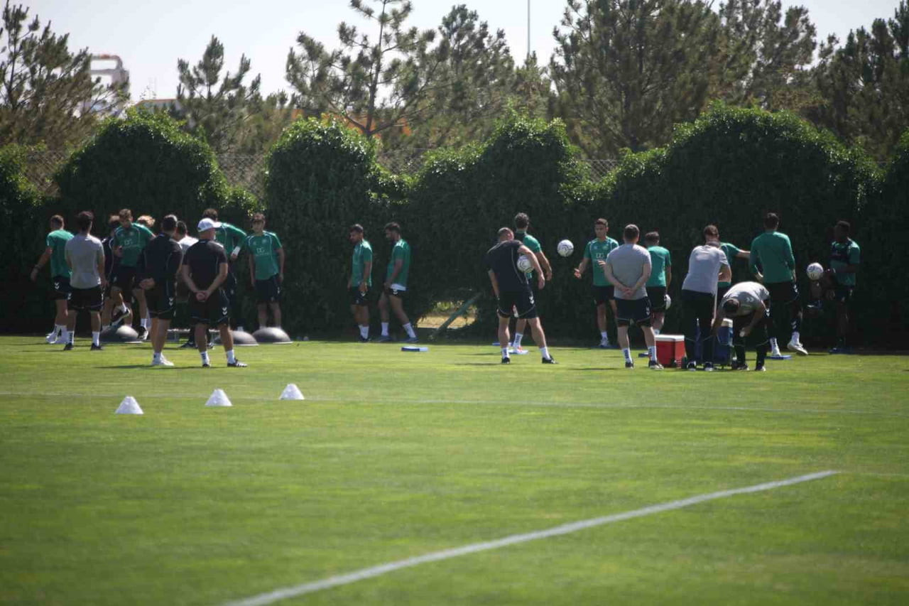 KONYASPOR TEKNİK DİREKTÖRÜ İLHAN PALUT, BİR STOPER, BİR ORTA SAHA OYUNCUSU, BİR SOL BEK VE İKİ...