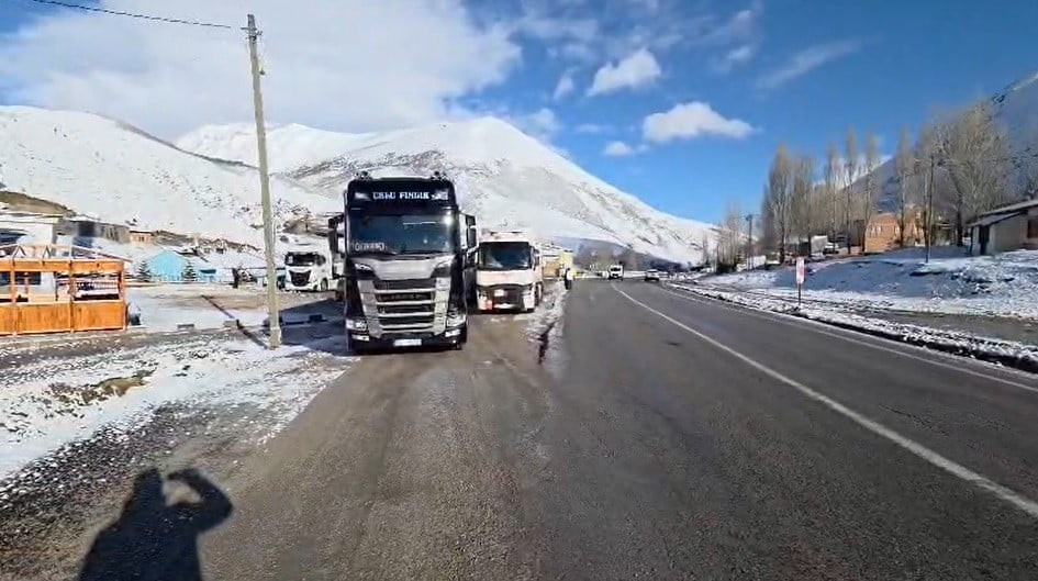 KOP DAĞI’NDA BUZLANMA: AĞIR TONAJLI ARAÇLARIN GEÇİŞİNE İZİN VERİLMİYOR