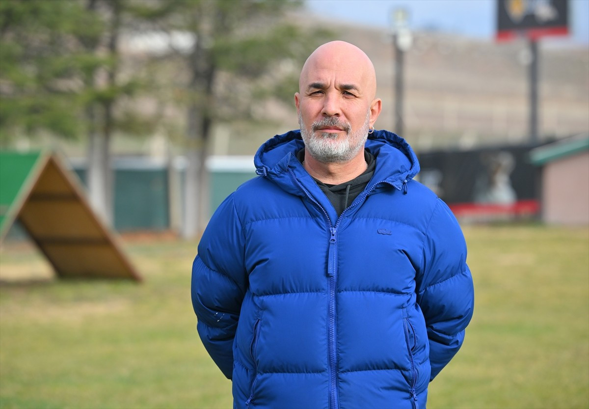 Köpek Eğitim Uzmanı Hasan Saratlı, Ankara'nın Etimesgut ilçesindeki bir apartmanda meydana gelen...