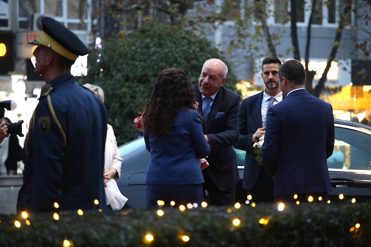 Kosova Cumhurbaşkanı Vjosa Osmani , başkent Priştine'de Macaristan Cumhurbaşkanı Tamas Sulyok ile...