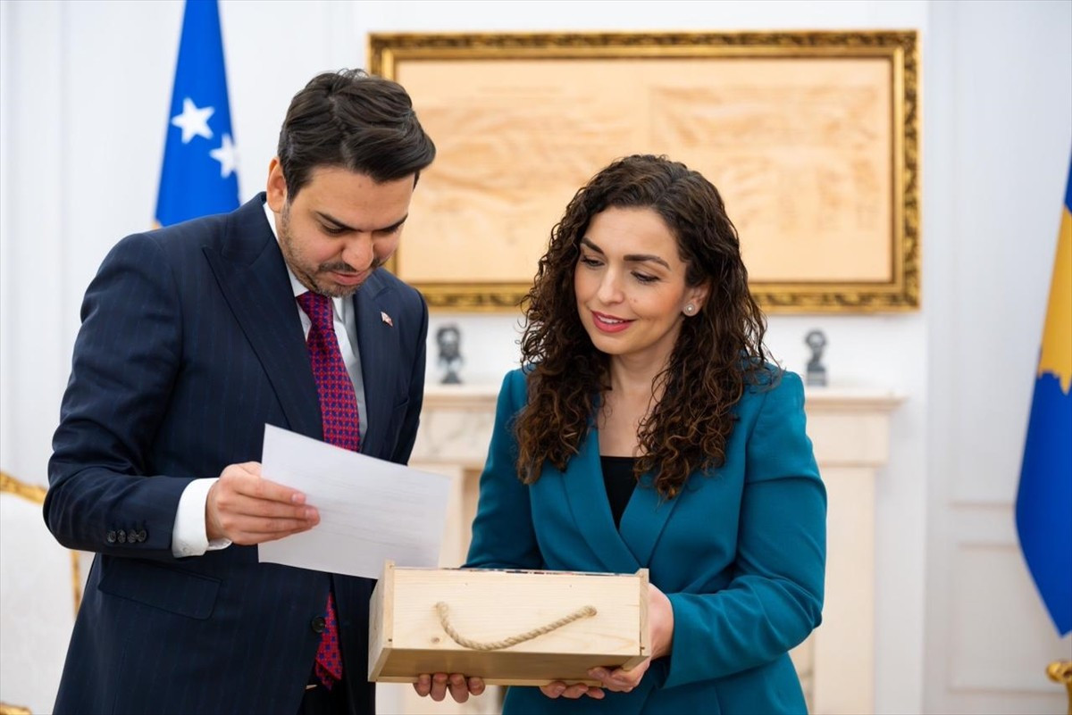 Kosova Cumhurbaşkanı Vjosa Osmani (sağda) Türk İşbirliği ve Koordinasyon Ajansı (TİKA) Başkanı...