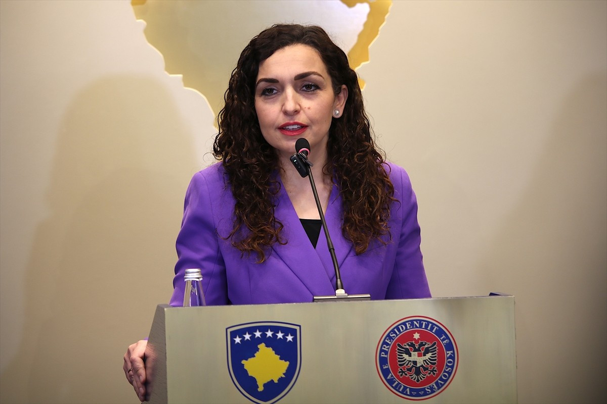 Kosova Cumhurbaşkanı Vjosa Osmani’nin (fotoğrafta), iki başbakan adayının sunduğu hükümetlerin...