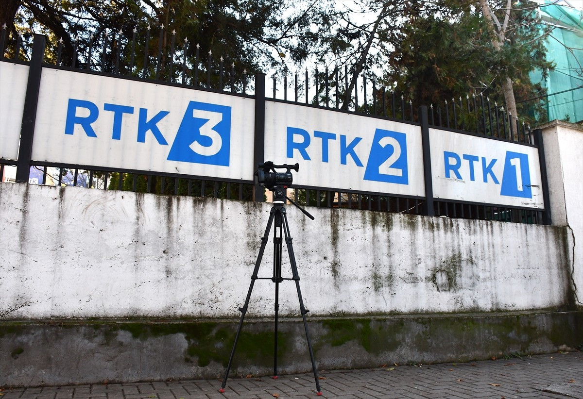 Kosova Radyo Televizyonu'nun (RTK) yaklaşık 700 çalışanı, ekim ayı maaşlarını halen alamadıkları...