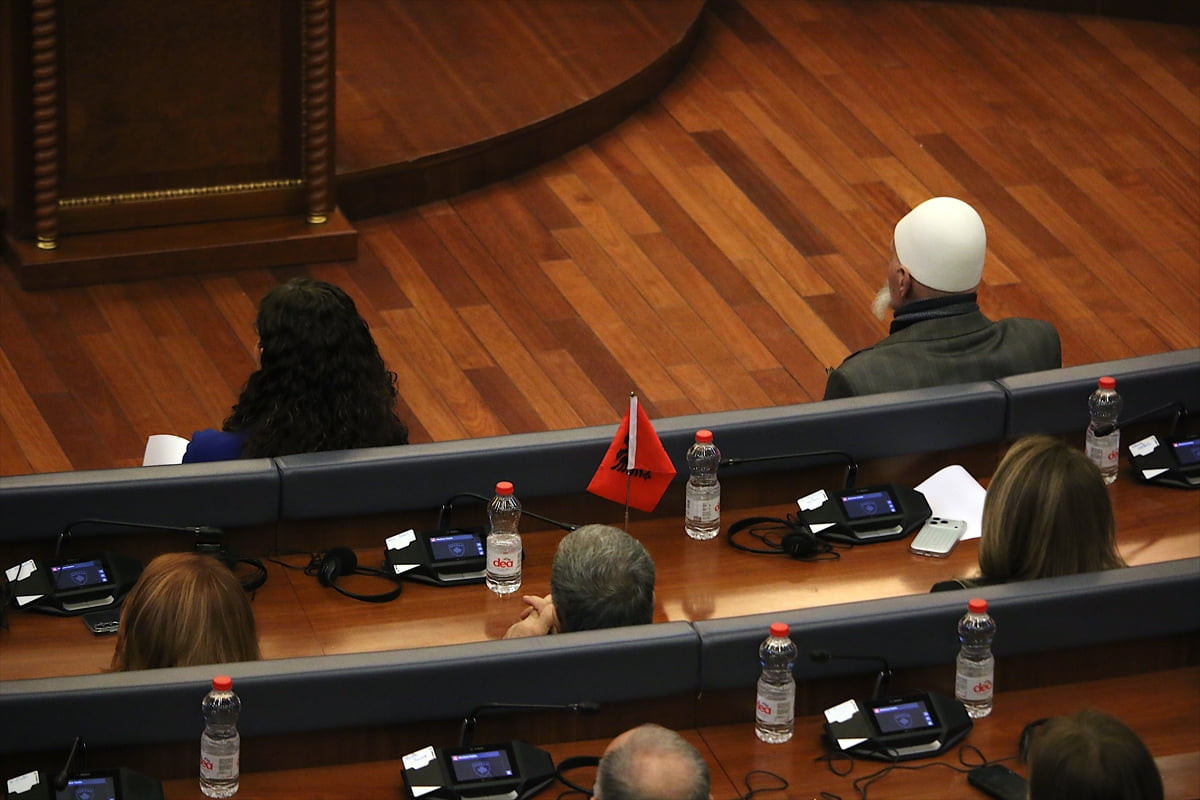 Kosova Savaşı sırasında Kosova Kurtuluş Ordusunun (UÇK) kurucu komutanlarından Adem Jashari ve...