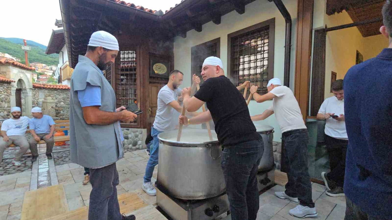 KOSOVA'DA OSMANLI DÖNEMİNDEN KALMA TARİHİ TEKKEDE MUHARREM AYI DOLAYISIYLA GELENEKSEL AŞURE...