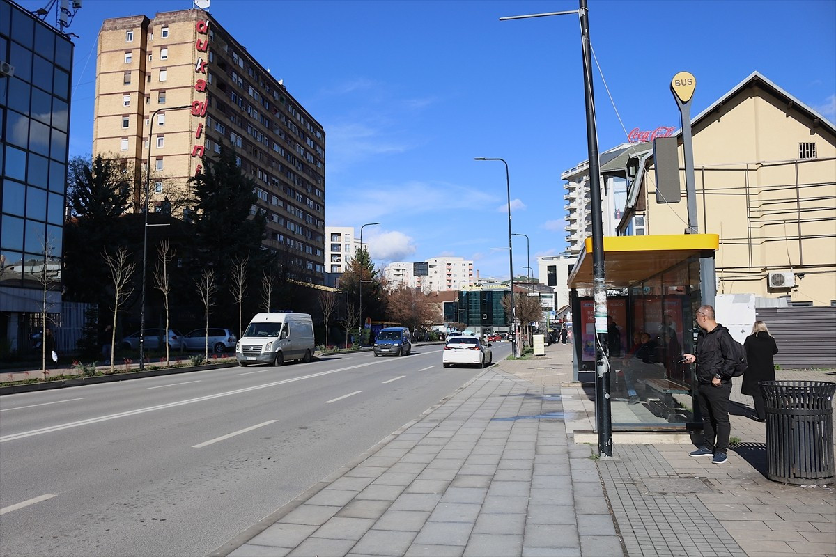 Kosova'nın başkenti Priştine'de, belediye ve özel şehir içi otobüs ulaşım şirketleri, ödeme...