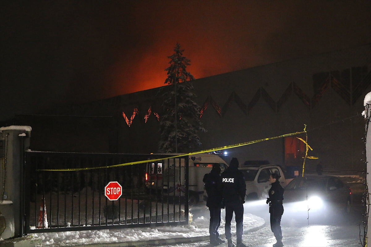 Kosova'nın batısındaki Yakova şehrindeki bir fabrikada meydana gelen yangına müdahale ediliyor....
