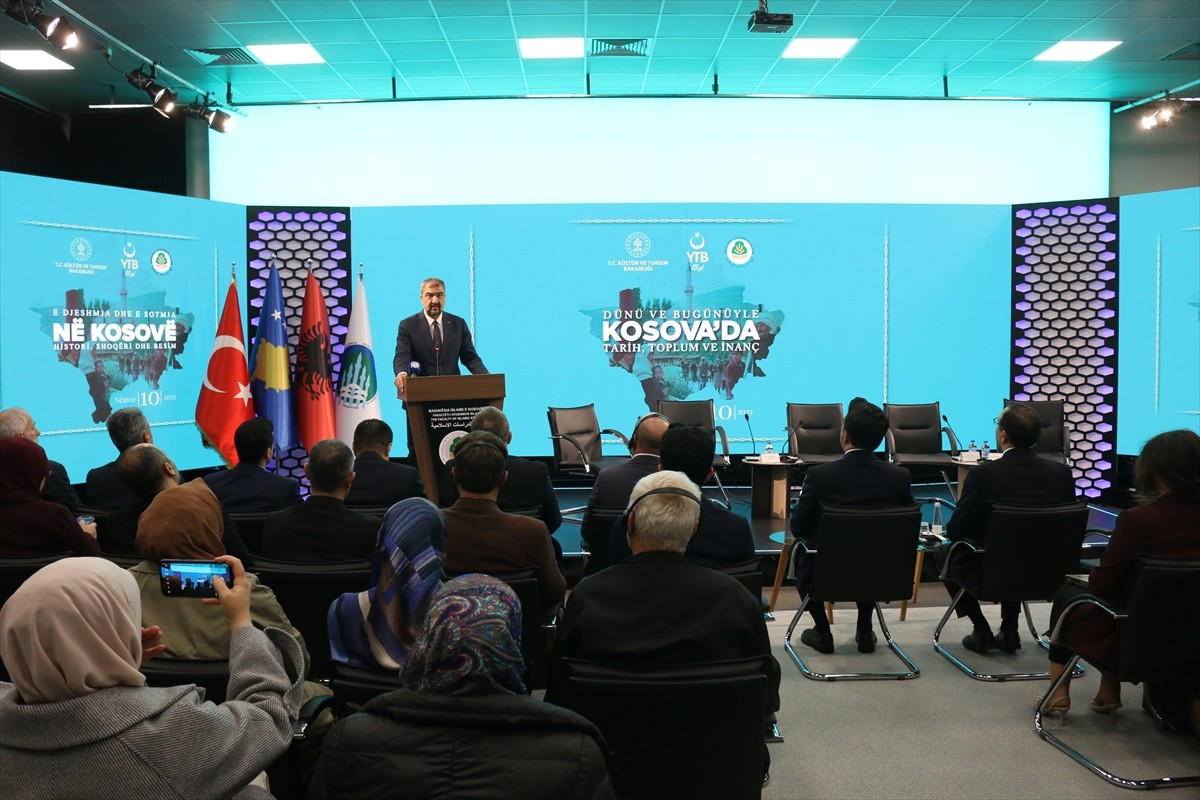 Kosova’nın başkenti Priştine’de “Dünü ve Bugünüyle Kosova’da Tarih, Toplum ve İnanç” konulu panel...