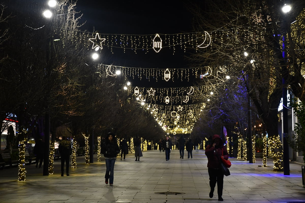 Kosova’nın başkenti Priştine’nin merkezi, ramazan ayına özel ışıklandırıldı.