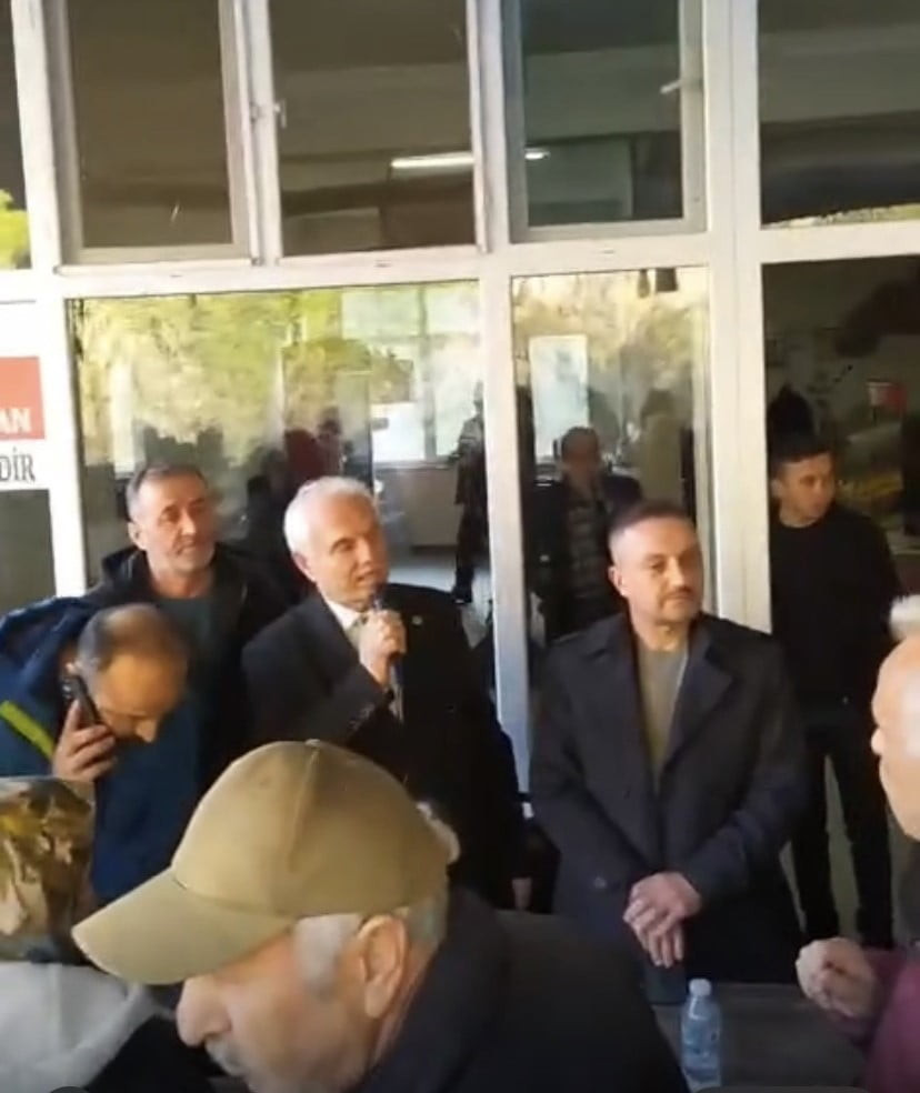 KÖY HALKINA HİTAP ETMEK İSTEYEN NAZIM ELMAS, BAZI VATANDAŞLARIN TEPKİSİYLE KARŞILAŞTI.