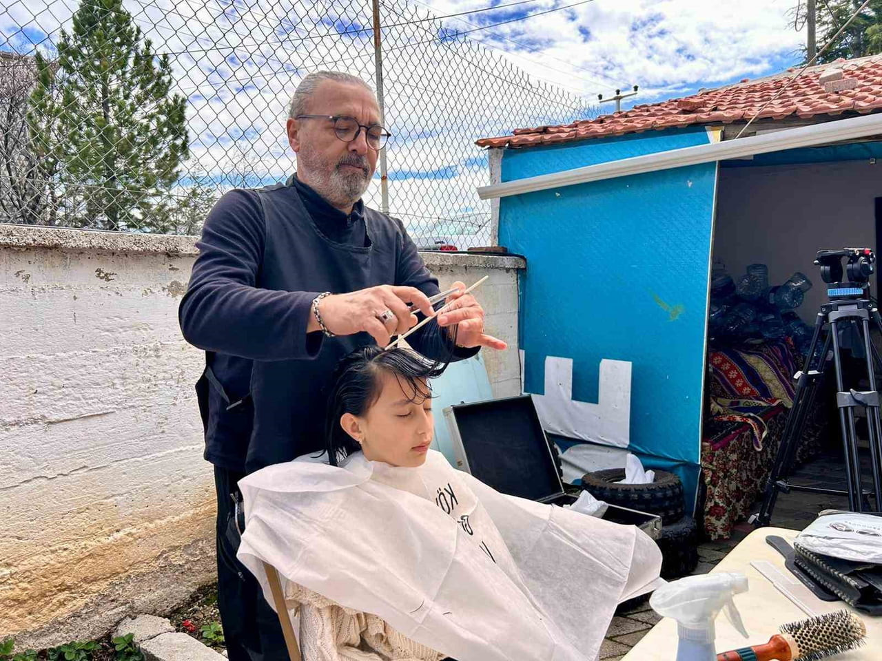 KÖY KÖY GEZEREK KIZ ÇOCUKLARININ SAÇLARINI ÜCRETSİZ KESEN İSMAİL KIZIL, ‘KÖYDE GÜZELLİK VAR’...