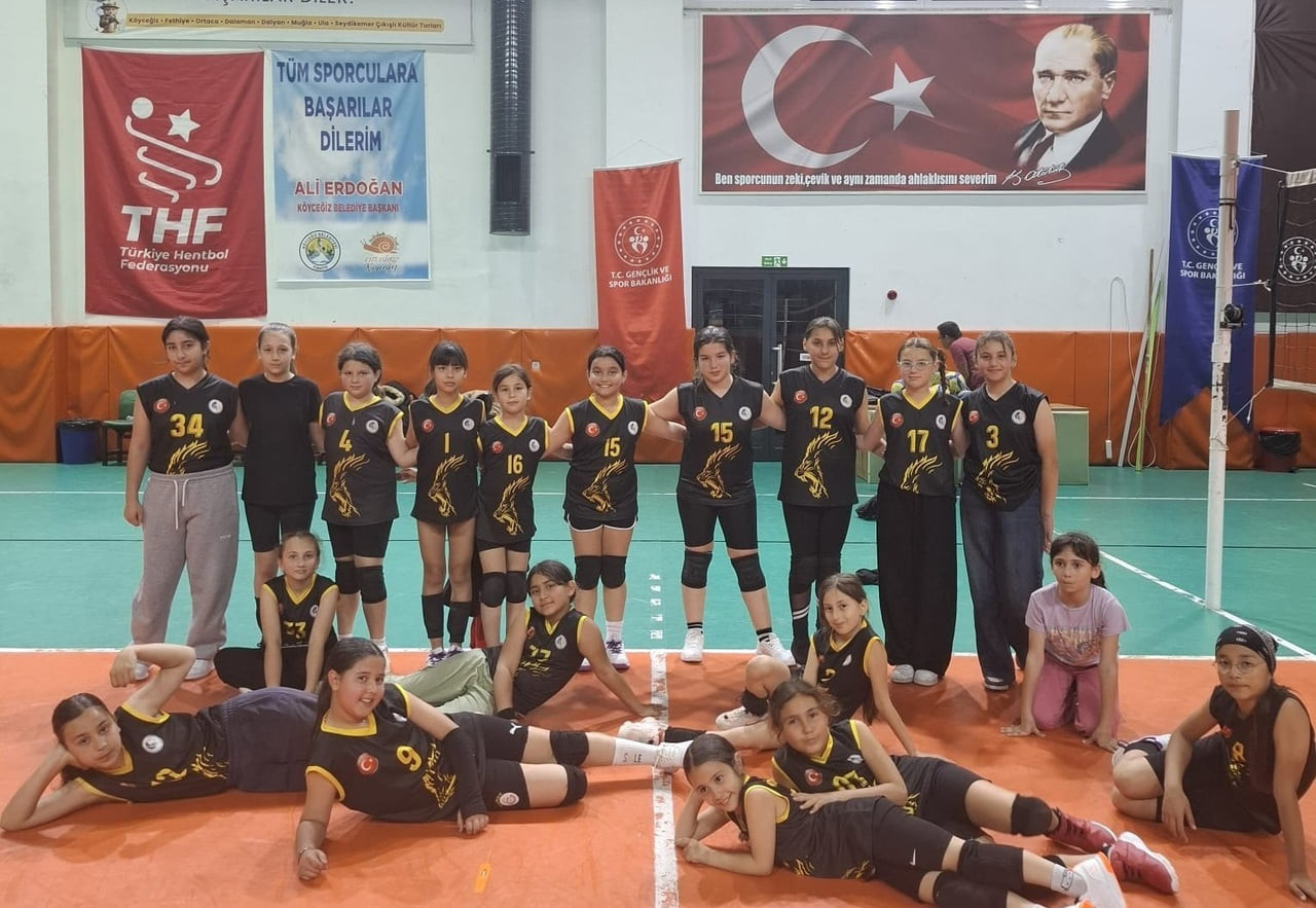 KÖYCEĞİZ MİNİ VOLEYBOL TAKIMINDA MİNİK KAPTANLAR YETİŞİYOR