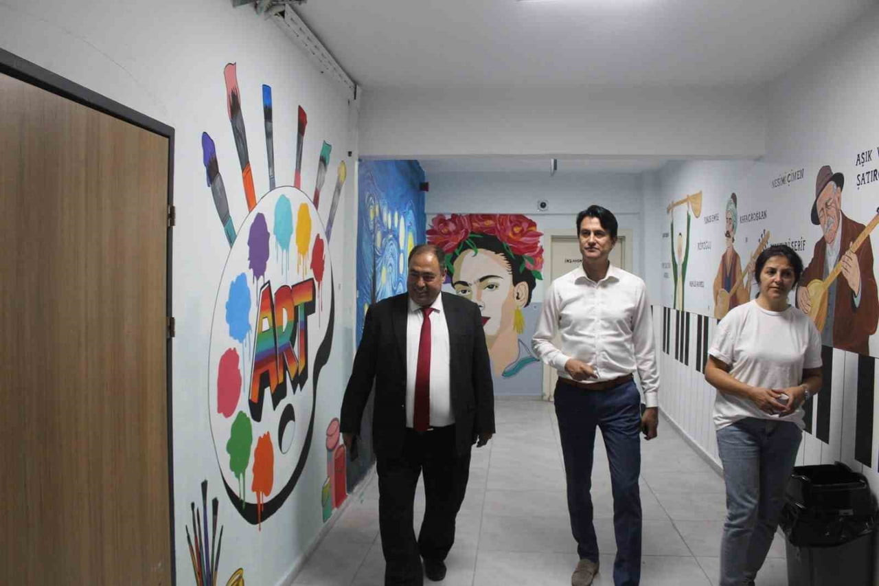 KÖYCEĞİZ’DE OKUL DUVARLARI RENKLENDİRİLDİ