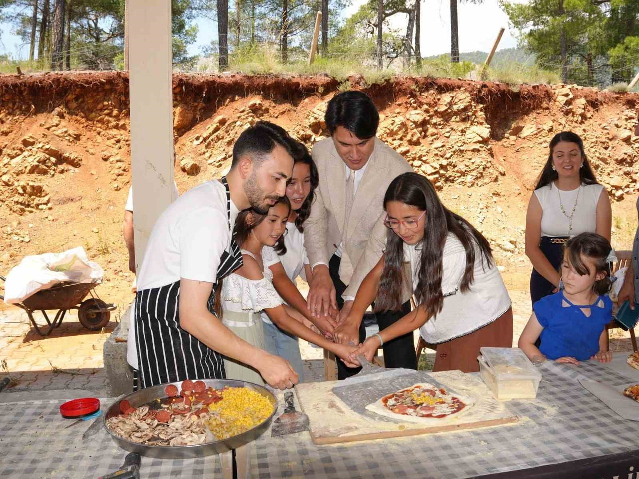 KÖYCEĞİZ’DE "HER ÇOCUĞA BİR DİLİM MUTLULUK" PROJESİ HAYATA GEÇİRİLDİ