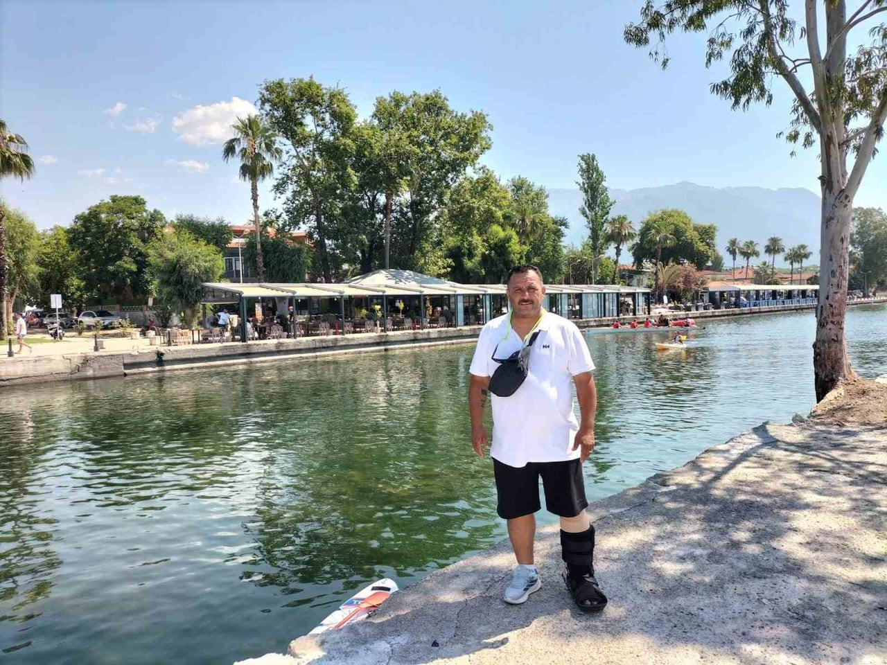 KÖYCEĞİZLİ MUHTAR YORULMAZ, KIRIK AYAĞI İLE GÖREVİNİ SÜRDÜRÜYOR