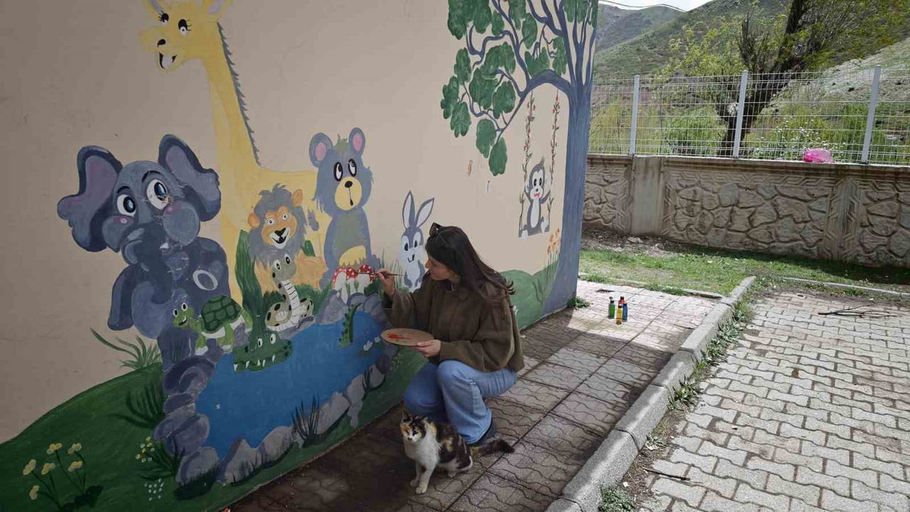 KOYUNPINAR KÖYÜNDE GÖREV YAPAN ANASINIFI ÖĞRETMENİ HEDİYE KILIÇ, ÖĞRENCİLERİYLE KURDUĞU GÜÇLÜ BAĞ...