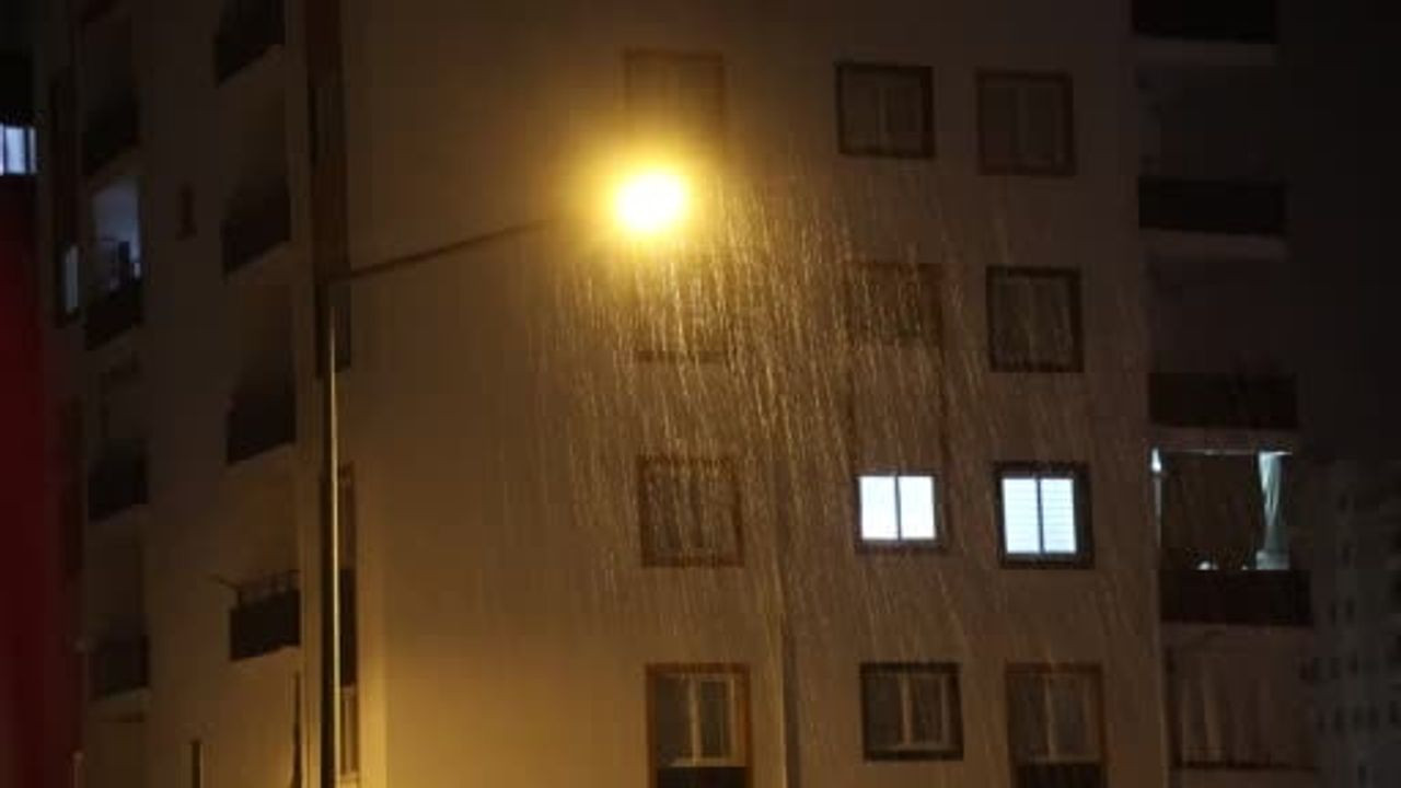 Kozan'da ani sağanak yağış sürücüleri zor durumda bıraktı