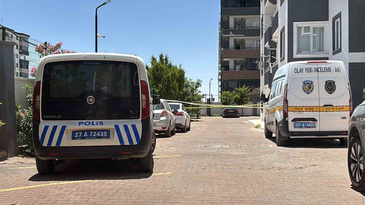 KUCAĞINA ALDIĞI ÇOCUĞUYLA 8'İNCİ KATTAN ATLADI: ANNE ÖLDÜ, ÇOCUK AĞIR YARALANDI