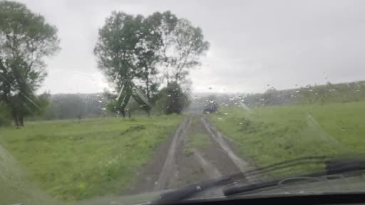 Küçük Alperen'den kalpleri ısıtan hareket: Eşeğinin ıslanmasına kıyamadı, kendi yağmurluğunu ona...