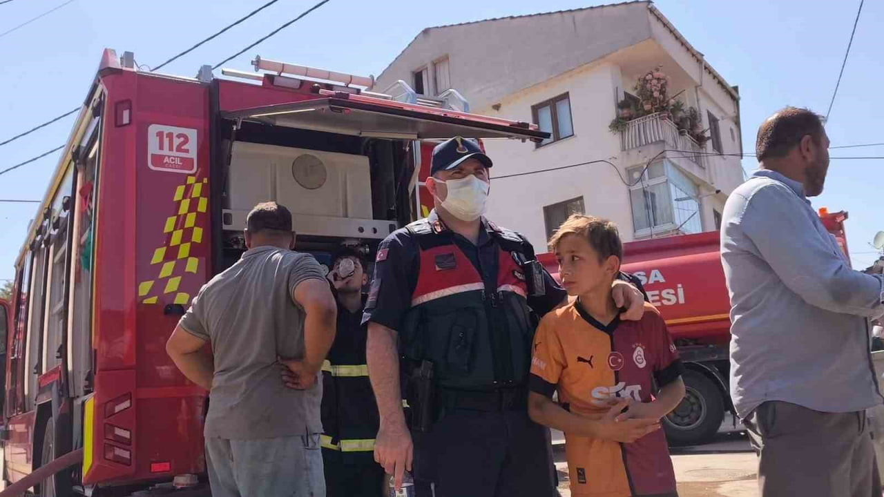 KÜÇÜK ÇOCUĞU TESELLİ EDEN JANDARMA EKİPLERİ MORAL VEREREK YANINDA OLDU.