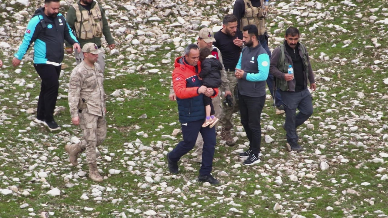 KÜÇÜK ZİKAN, KAYBOLDUĞU NOKTADAN YAKLAŞIK 3,4 KİLOMETRE UZAKLIKTA, ARAZİDE SAĞ SALİM...