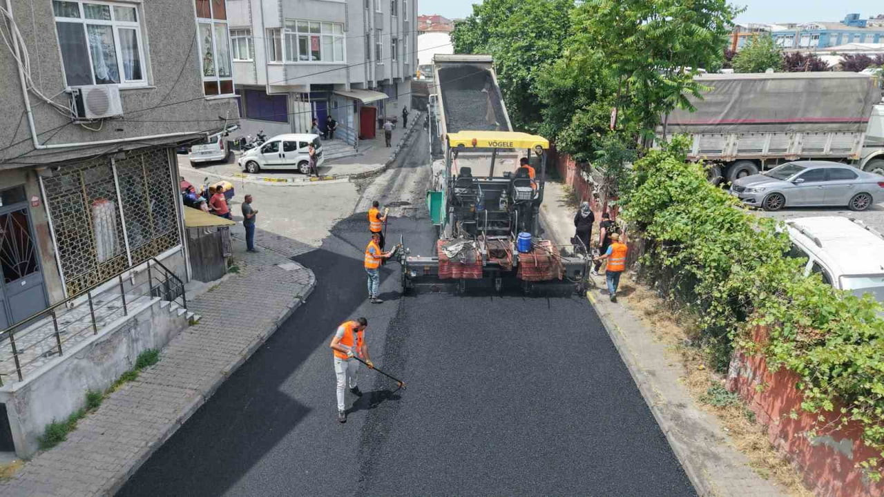 KÜÇÜKÇEKMECE BELEDİYESİ GÜVENLİ YOLLAR OLUŞTURMAK AMACIYLA ASFALT KAPLAMA VE BAKIM ÇALIŞMALARINI...