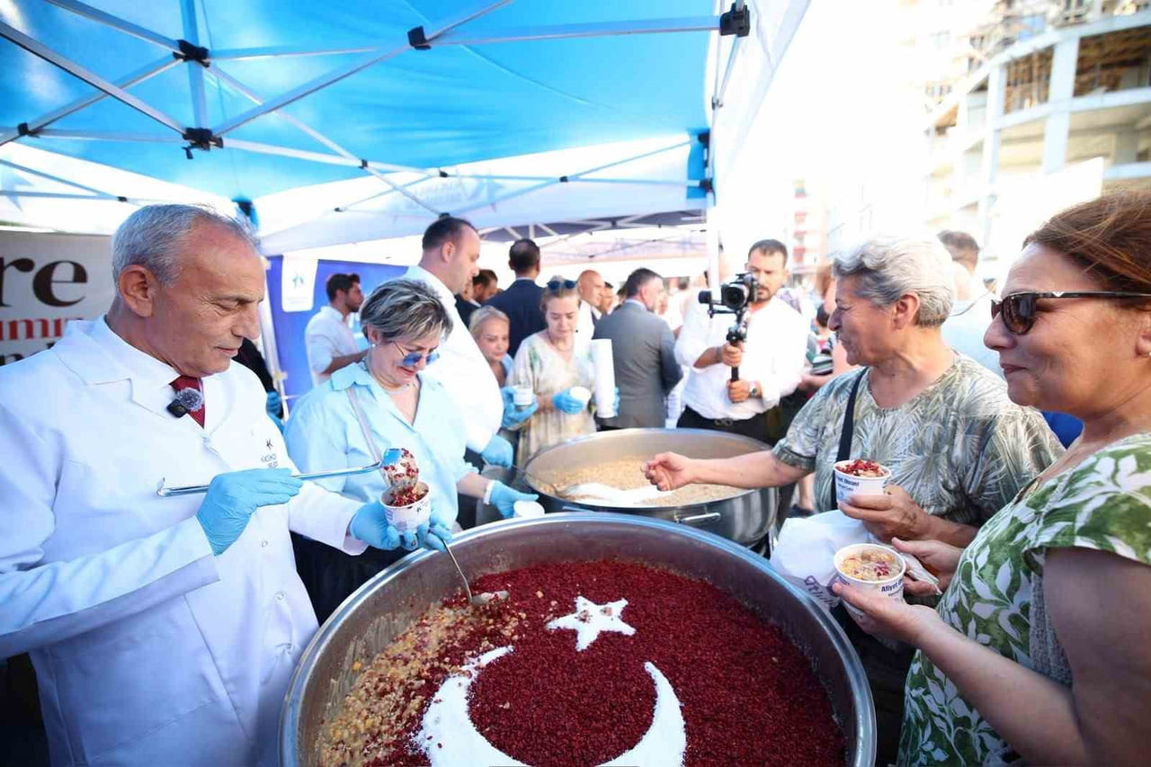 KÜÇÜKÇEKMECE BELEDİYESİ, MUHARREM AYININ BİRLİK, BERABERLİK VE PAYLAŞMA KÜLTÜRÜNÜ AŞURE İKRAMIYLA...