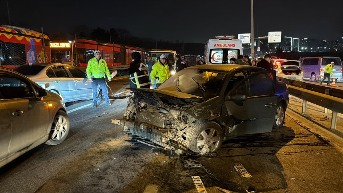 Küçükçekmece D-100 kara yolu Edirne istikametinde 4 aracın karıştığı zincirleme kazada 1 kişi...