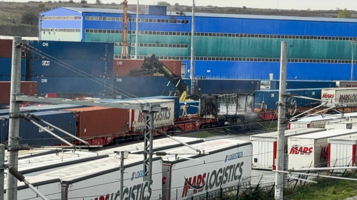 Küçükçekmece İstasyon Mahallesi Yarımburgaz Caddesi'nde bulunan Halkalı Tren Garı'ndaki...