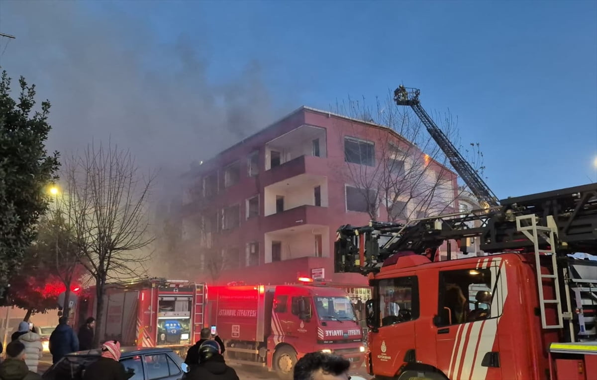 Küçükçekmece'de 3 katlı binanın çatı katında çıkan yangın itfaiye ekiplerinin müdahalesiyle...