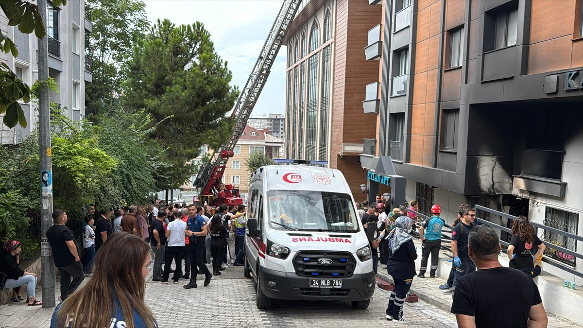 Küçükçekmece'de 5 katlı binada çıkan yangında 1 kişi hayatını kaybetti, 5 kişi...