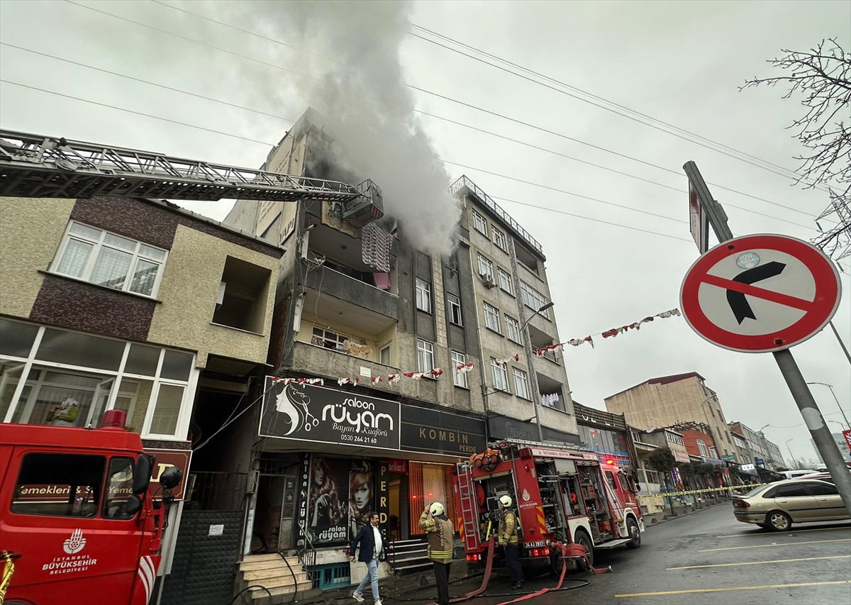 Küçükçekmece'de 5 katlı binanın en üst katındaki dairede çıkan yangında 5 kişi dumandan...