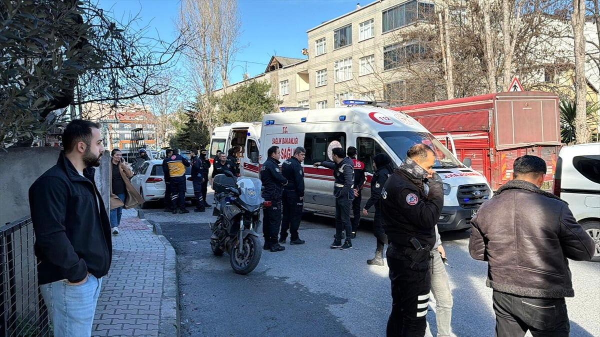 Küçükçekmece'de, aracı durdurarak içindeki polis memurlarına saldırdığı iddia edilen şüpheli...