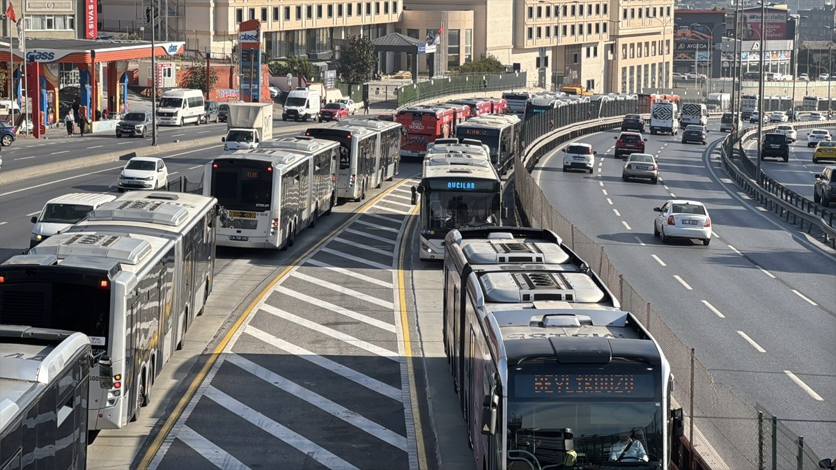 Küçükçekmece'de aynı yönde ilerleyen iki metrobüsten birinin diğerine arkadan çarpması sonucu 1...